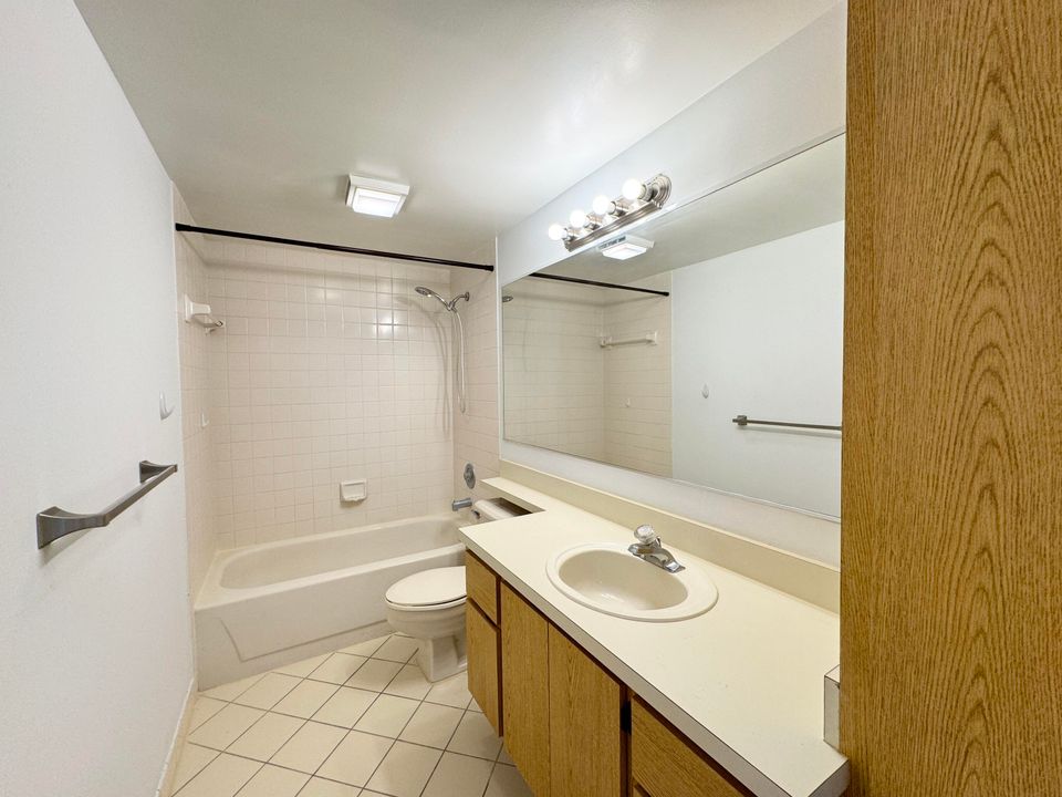 Active With Contract: $2,390 (2 beds, 2 baths, 1288 Square Feet)