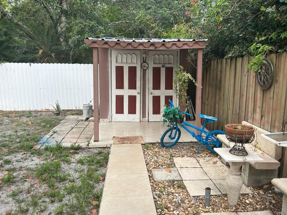 For Sale: $299,900 (3 beds, 1 baths, 976 Square Feet)