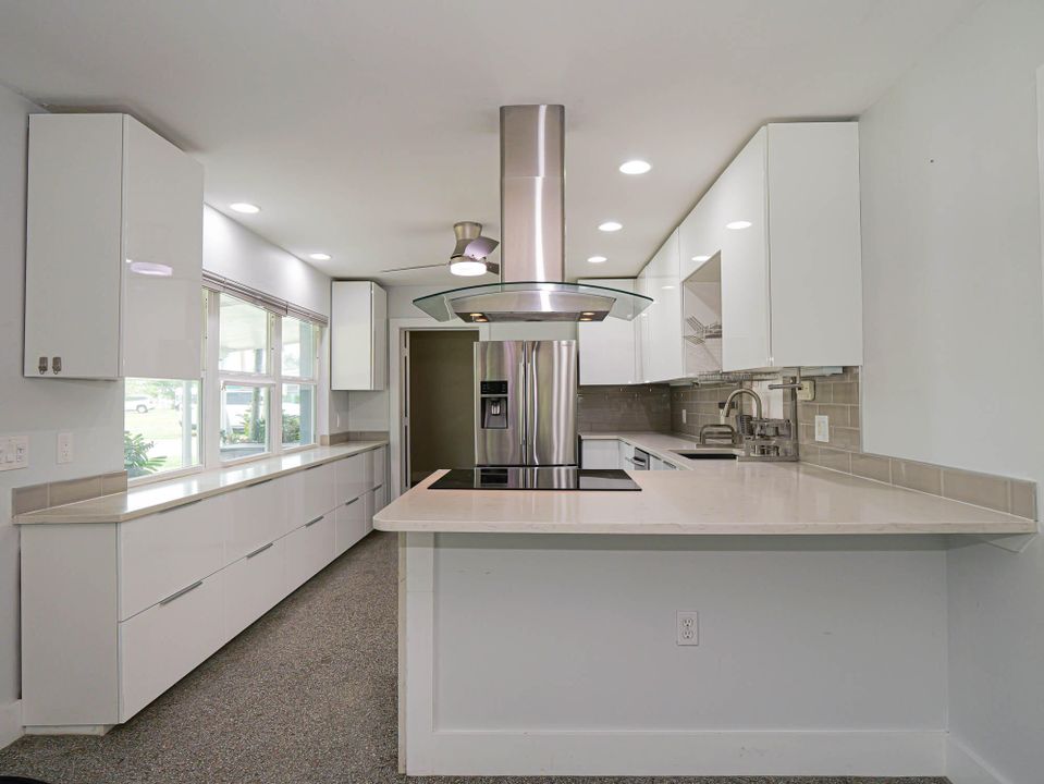 Active With Contract: $2,000 (2 beds, 2 baths, 1254 Square Feet)