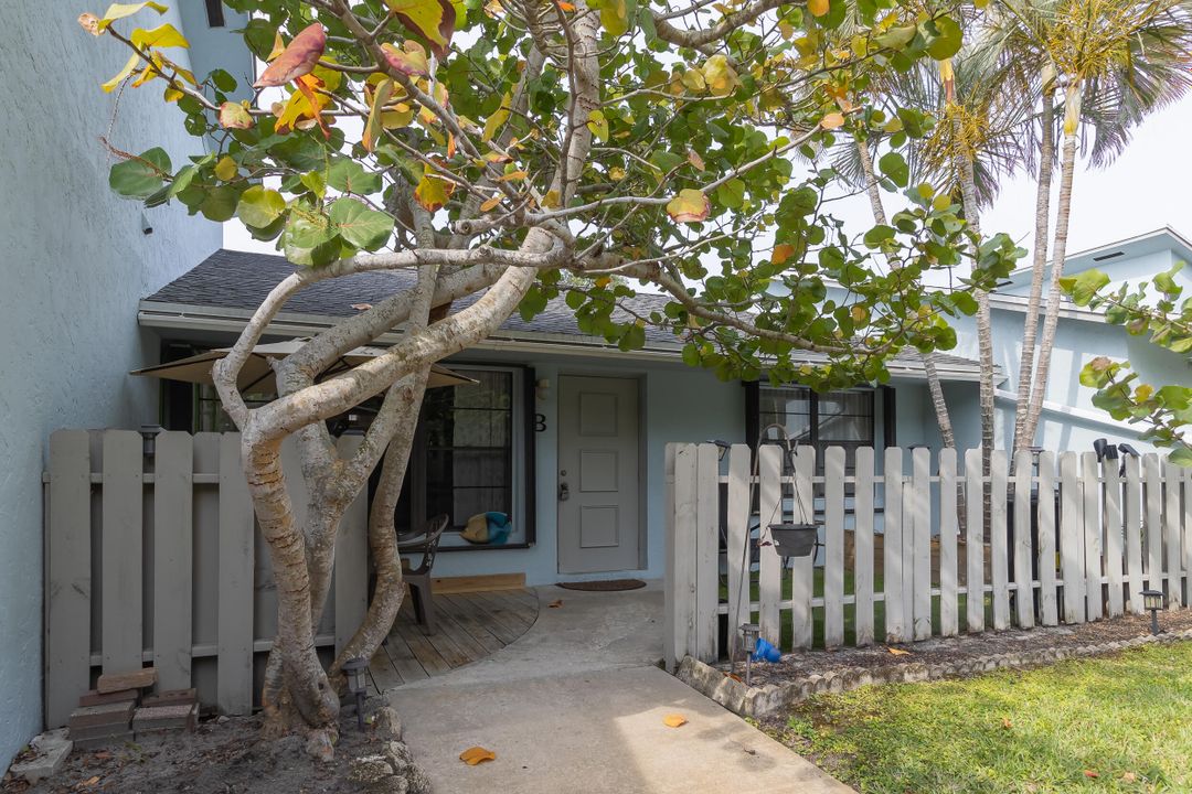Recently Sold: $325,000 (2 beds, 2 baths, 1102 Square Feet)