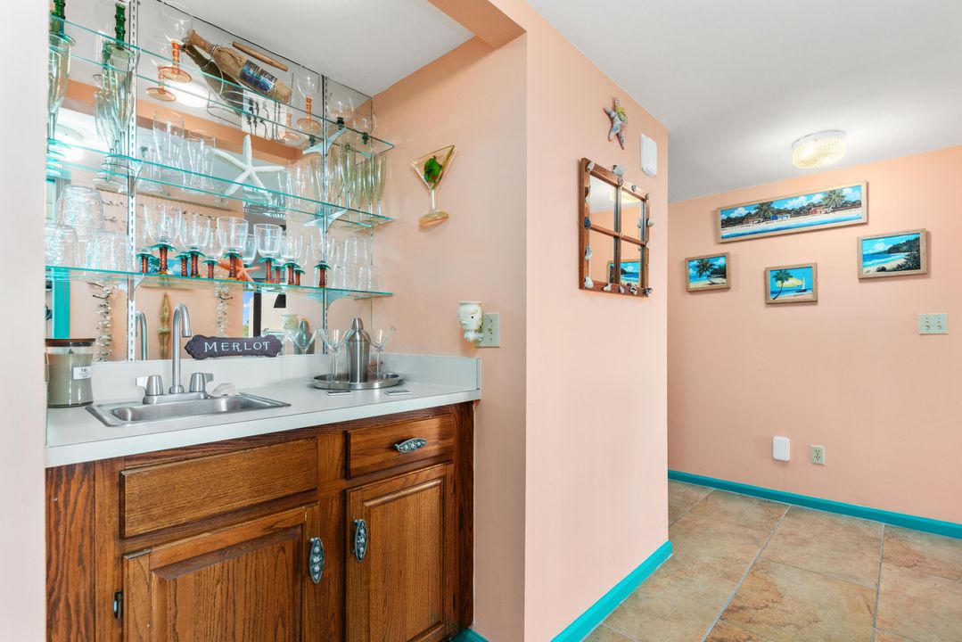 For Sale: $350,000 (2 beds, 2 baths, 1297 Square Feet)