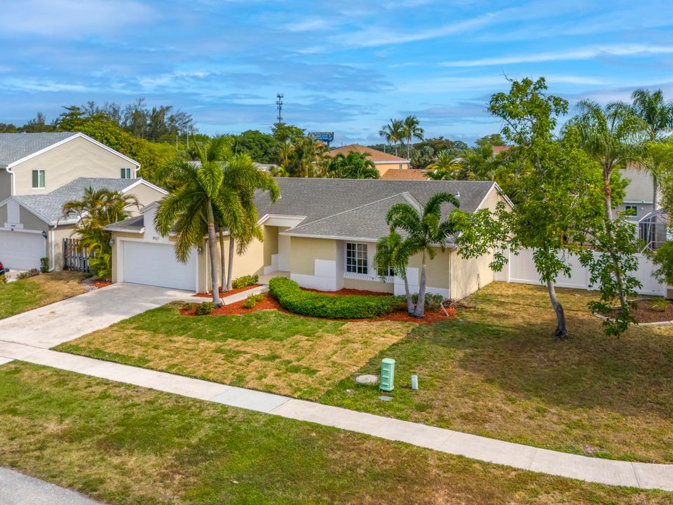 For Sale: $699,000 (3 beds, 2 baths, 1577 Square Feet)