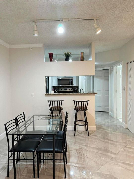 Active With Contract: $274,900 (1 beds, 1 baths, 696 Square Feet)