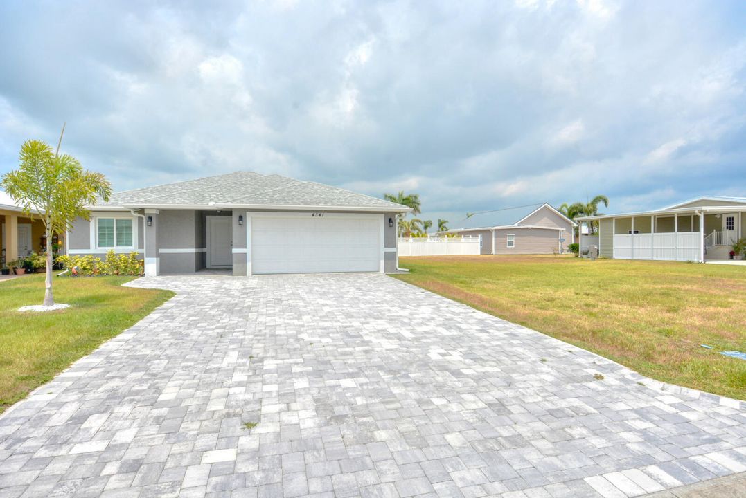 For Sale: $399,900 (3 beds, 2 baths, 1255 Square Feet)