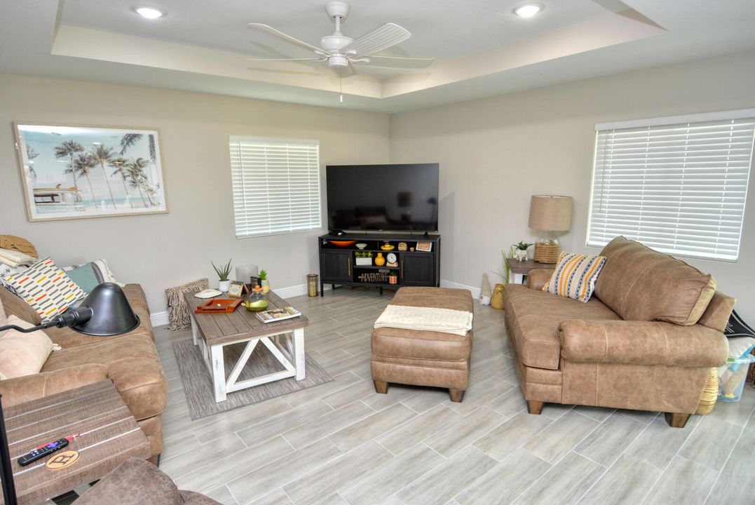 For Sale: $399,900 (3 beds, 2 baths, 1255 Square Feet)