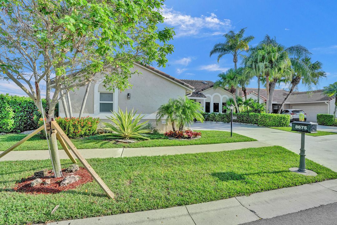 Active With Contract: $4,800 (3 beds, 2 baths, 1986 Square Feet)