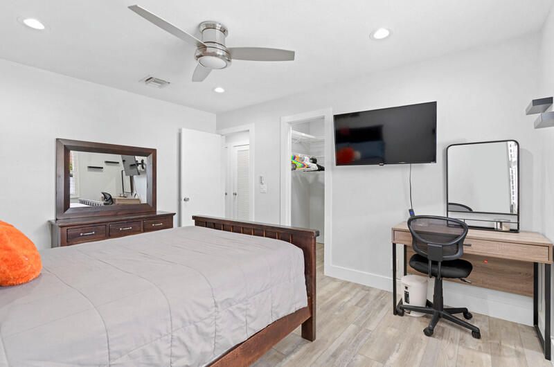 Active With Contract: $2,200 (2 beds, 1 baths, 880 Square Feet)