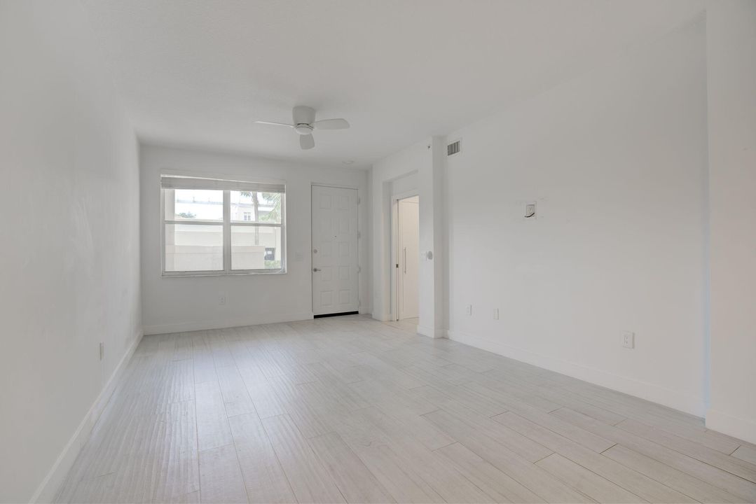 Active With Contract: $2,400 (2 beds, 2 baths, 905 Square Feet)