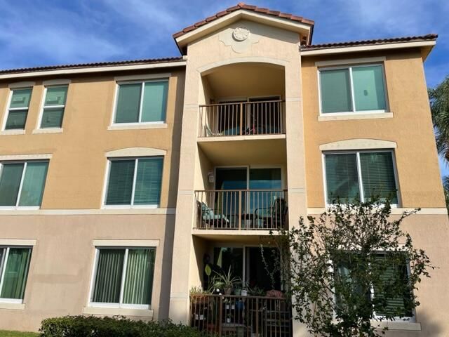 Active With Contract: $3,000 (3 beds, 2 baths, 1233 Square Feet)