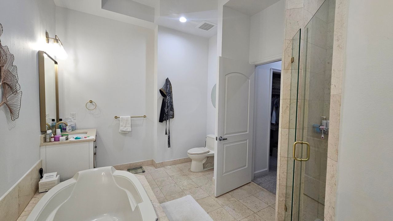 Active With Contract: $3,000 (1 beds, 1 baths, 1071 Square Feet)