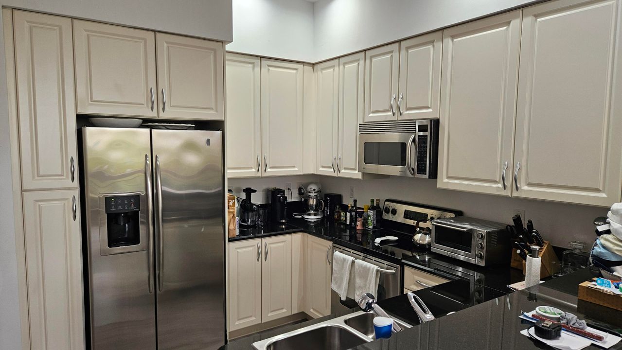 Active With Contract: $3,000 (1 beds, 1 baths, 1071 Square Feet)