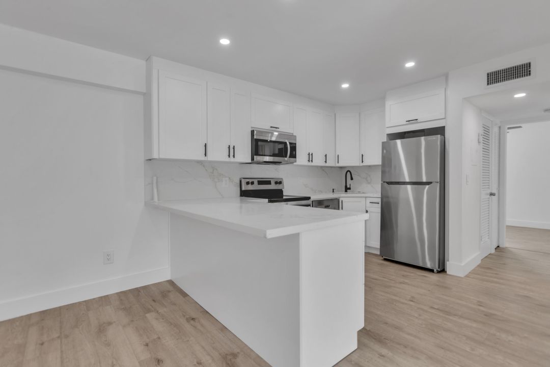 For Sale: $325,000 (2 beds, 1 baths, 815 Square Feet)