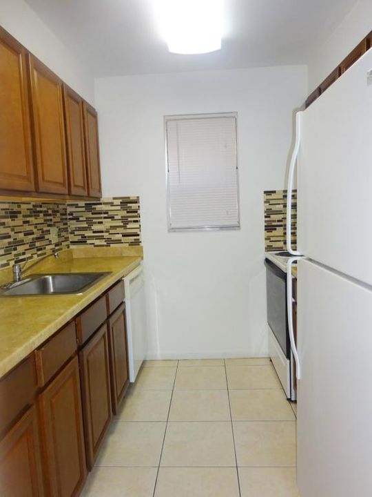 For Rent: $2,400 (2 beds, 1 baths, 800 Square Feet)