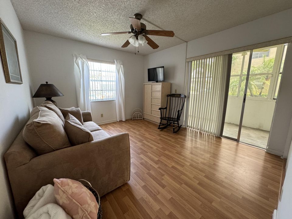 Active With Contract: $119,000 (2 beds, 2 baths, 910 Square Feet)