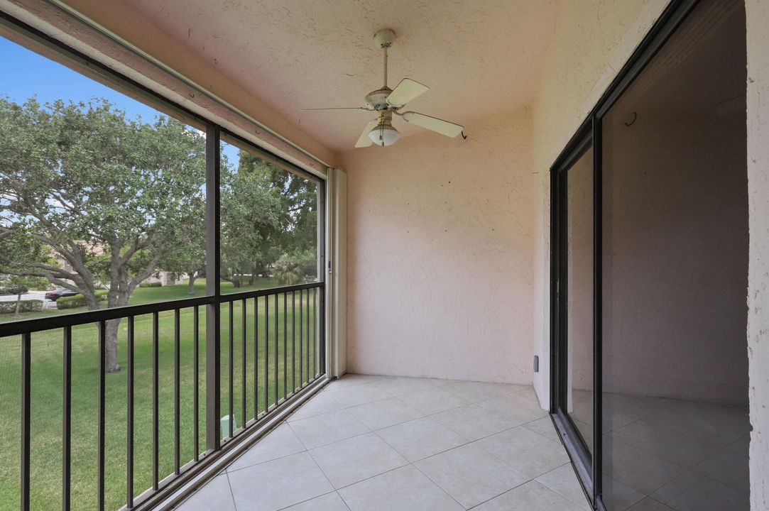 For Sale: $320,000 (2 beds, 2 baths, 935 Square Feet)