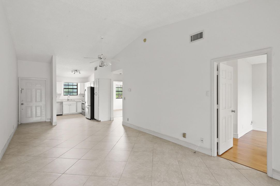 For Sale: $320,000 (2 beds, 2 baths, 935 Square Feet)