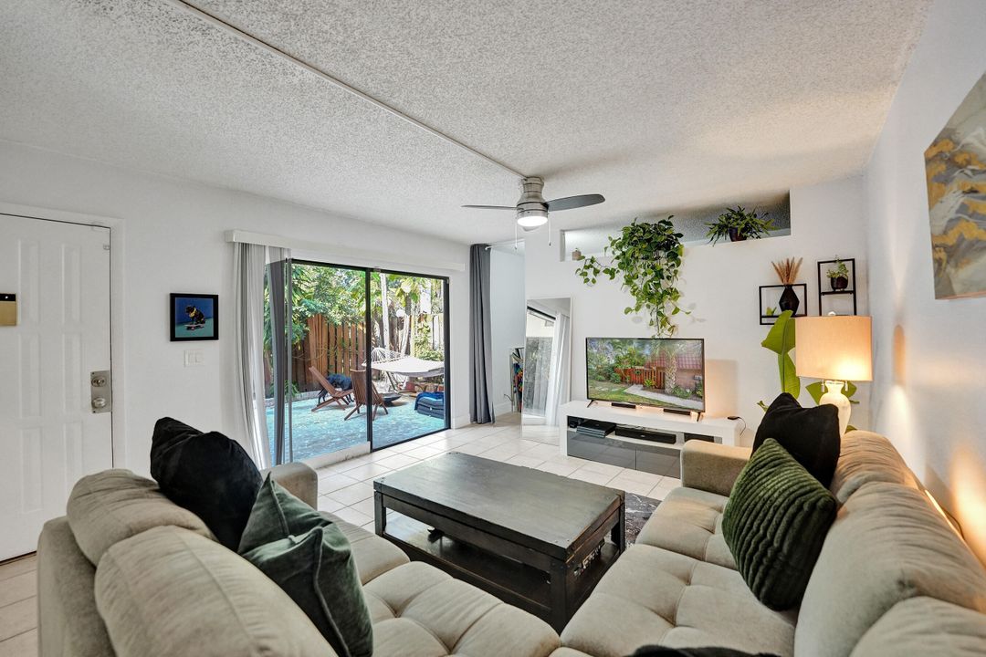 Active With Contract: $355,000 (2 beds, 2 baths, 1232 Square Feet)