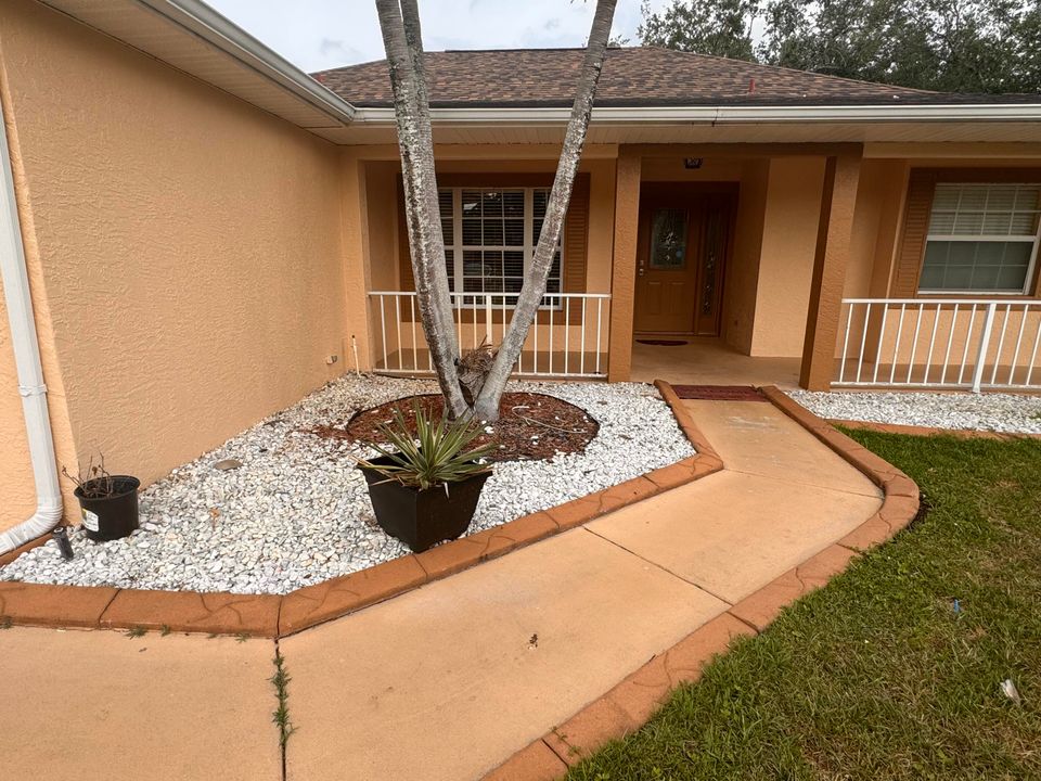 Active With Contract: $2,400 (3 beds, 2 baths, 1736 Square Feet)
