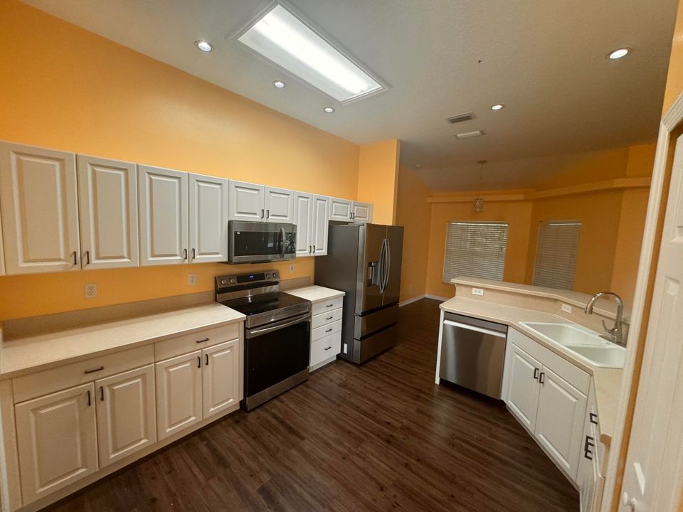 Active With Contract: $2,400 (3 beds, 2 baths, 1736 Square Feet)