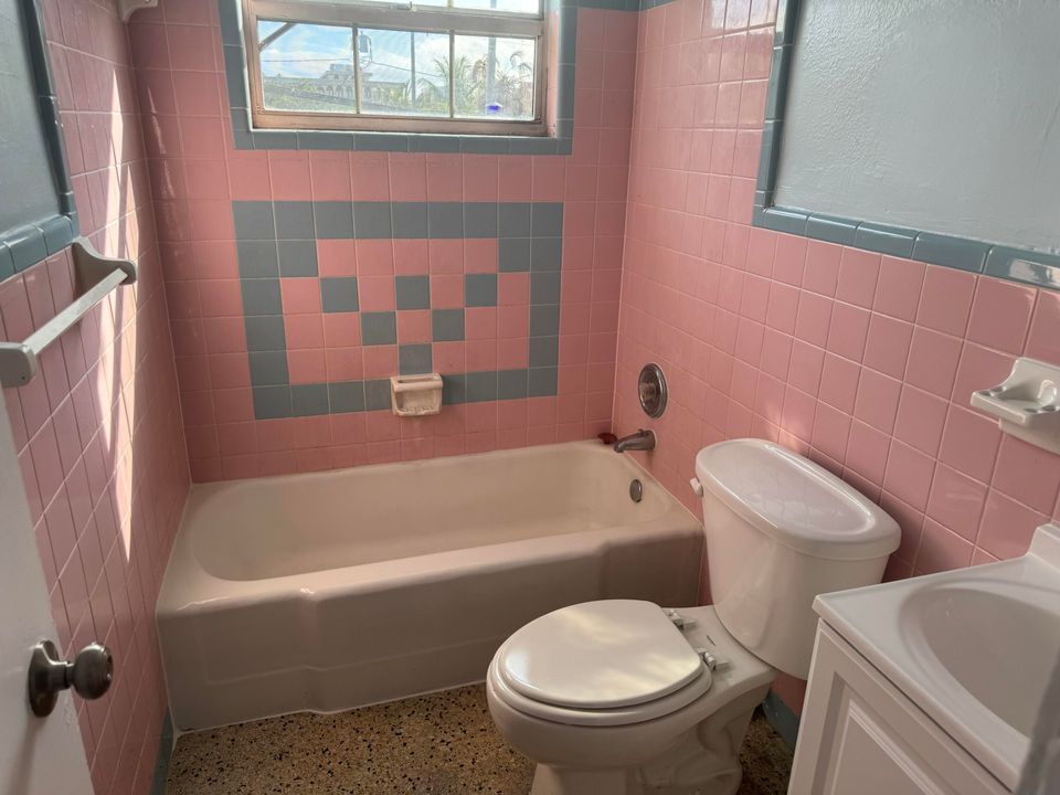 出租: $1,800 (2 贝兹, 1 浴室, 624 平方英尺)