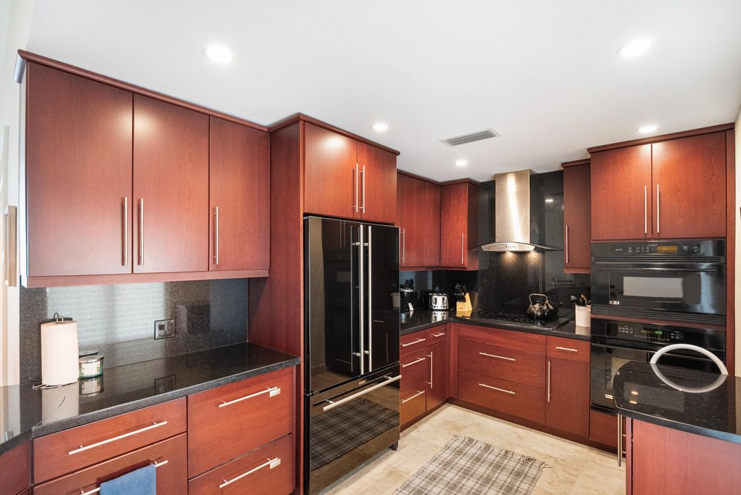 For Sale: $419,900 (2 beds, 2 baths, 1184 Square Feet)