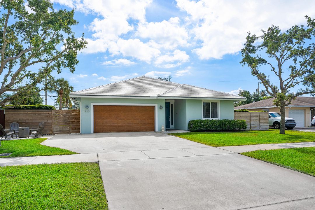 For Sale: $699,000 (3 beds, 2 baths, 1922 Square Feet)