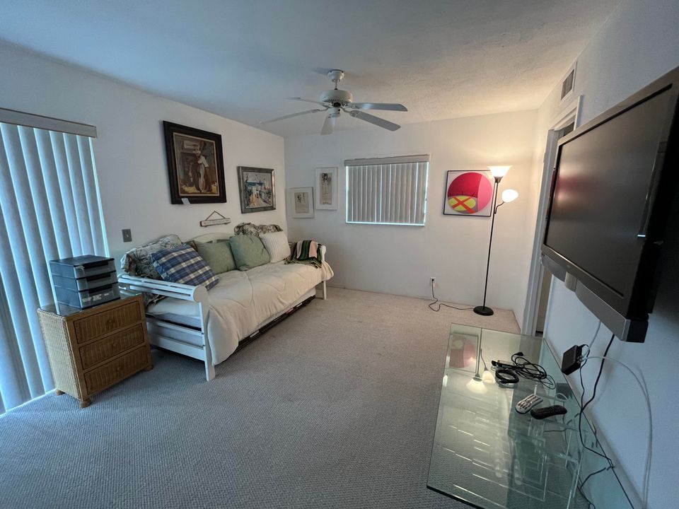 For Sale: $92,500 (1 beds, 1 baths, 726 Square Feet)
