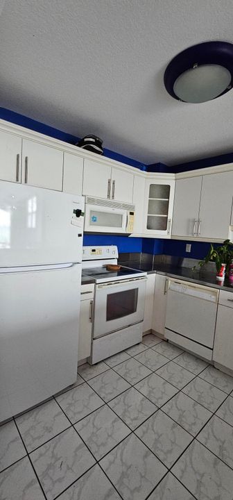 For Sale: $289,000 (1 beds, 1 baths, 800 Square Feet)