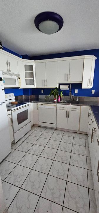 For Sale: $289,000 (1 beds, 1 baths, 800 Square Feet)