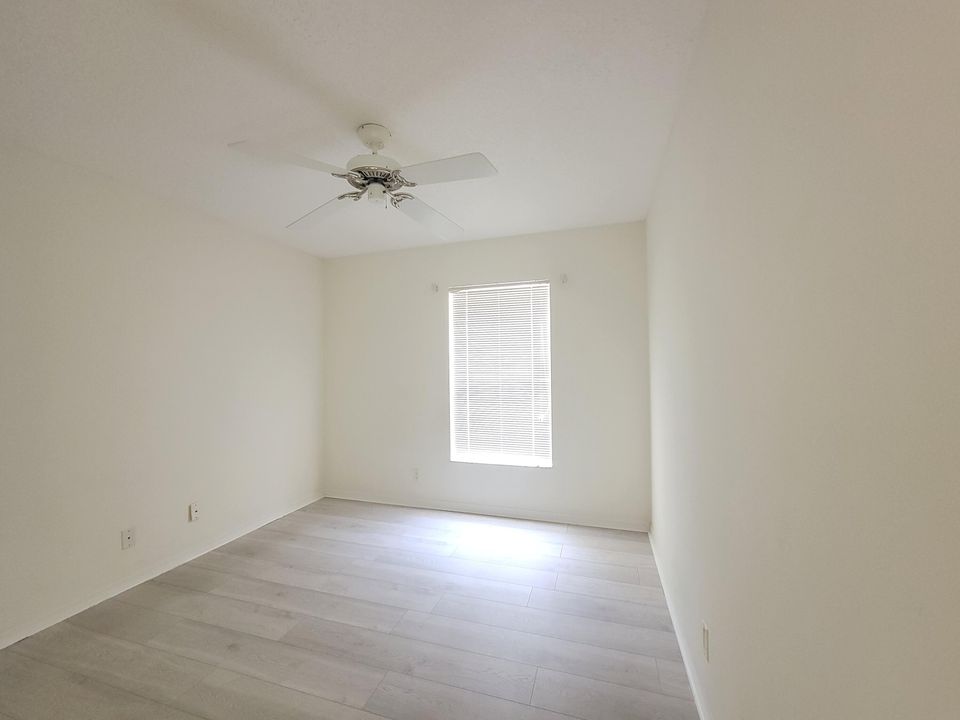 Active With Contract: $2,900 (3 beds, 2 baths, 1476 Square Feet)