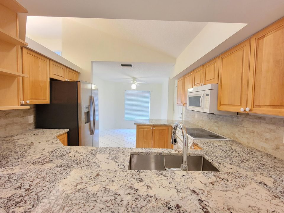 Active With Contract: $2,900 (3 beds, 2 baths, 1476 Square Feet)