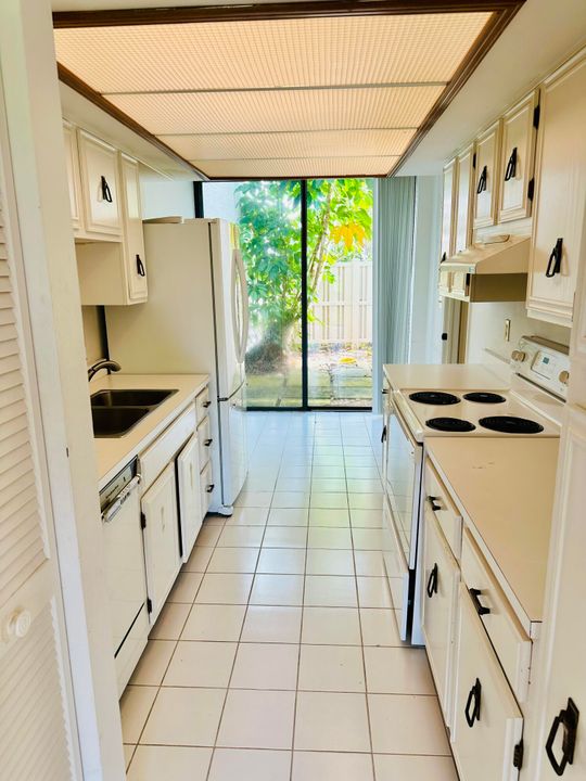 For Sale: $275,000 (2 beds, 2 baths, 1400 Square Feet)