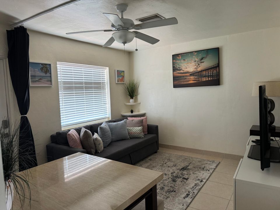 For Rent: $2,100 (1 beds, 1 baths, 675 Square Feet)
