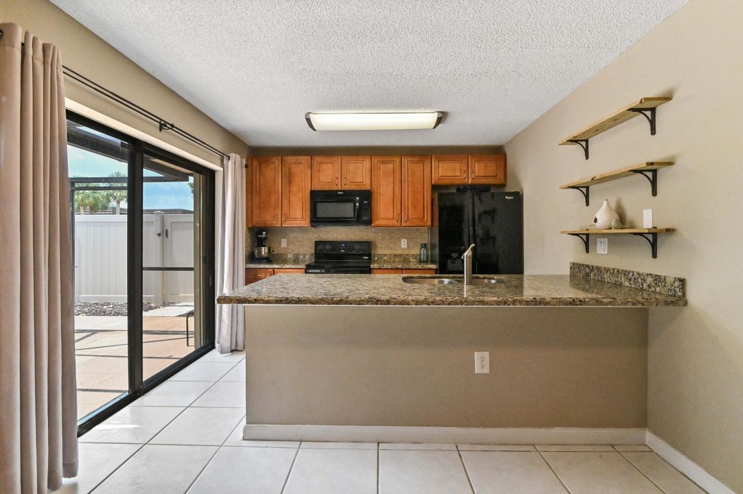 Active With Contract: $299,900 (2 beds, 2 baths, 1236 Square Feet)