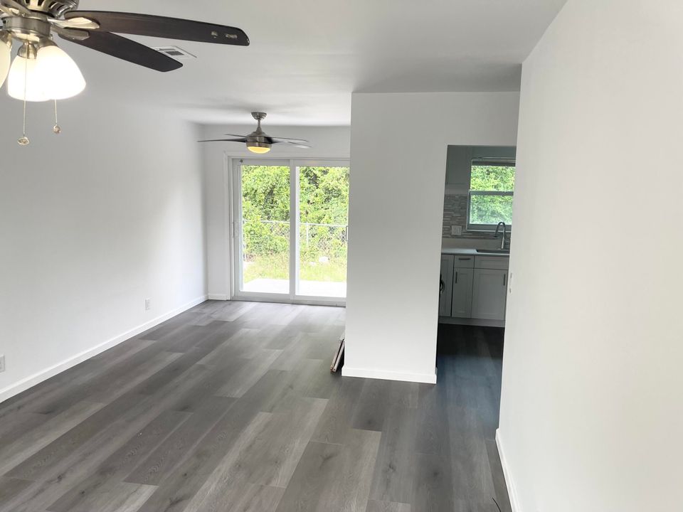 Active With Contract: $285,000 (2 beds, 2 baths, 875 Square Feet)