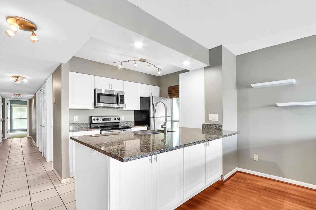 For Sale: $325,000 (2 beds, 2 baths, 770 Square Feet)