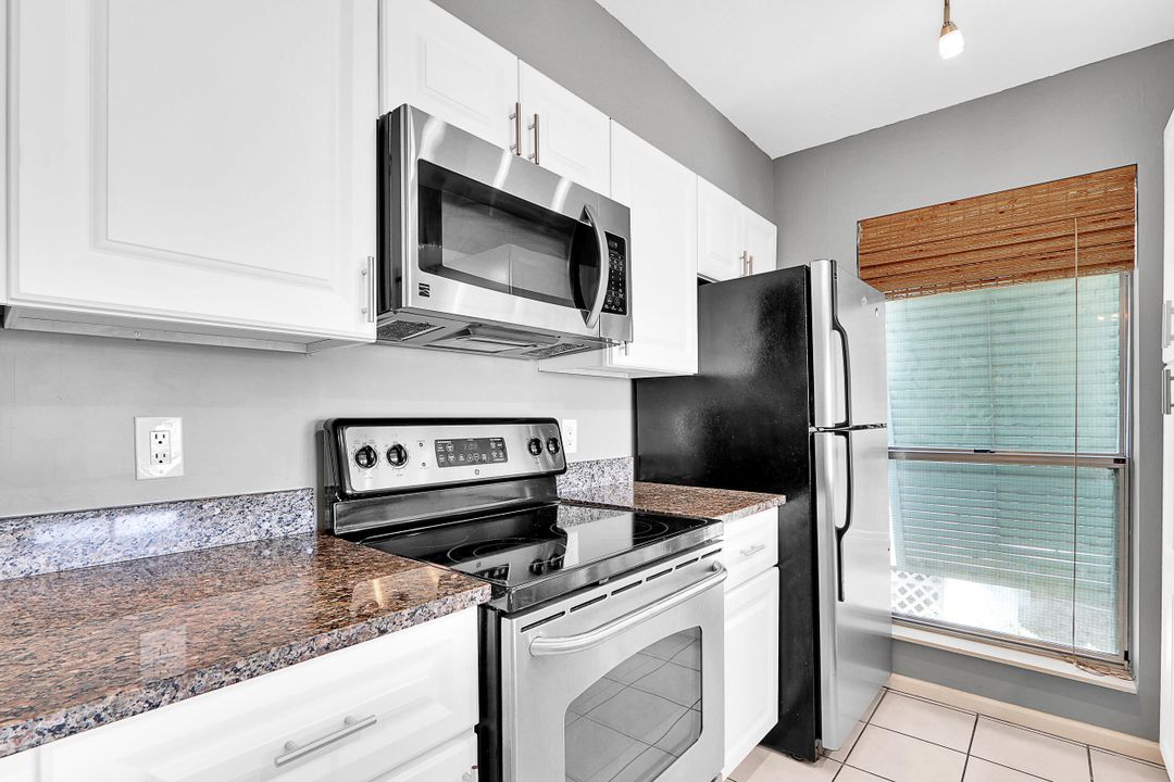 For Sale: $325,000 (2 beds, 2 baths, 770 Square Feet)