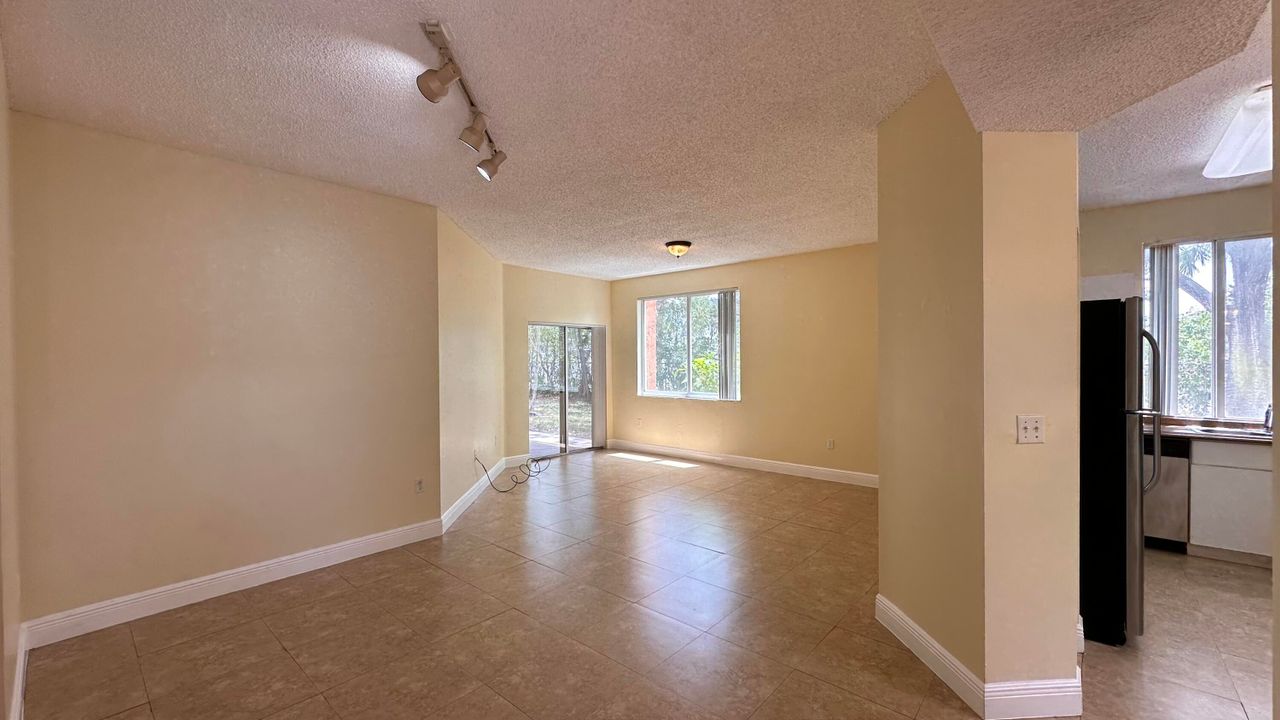 Active With Contract: $2,500 (3 beds, 2 baths, 1364 Square Feet)