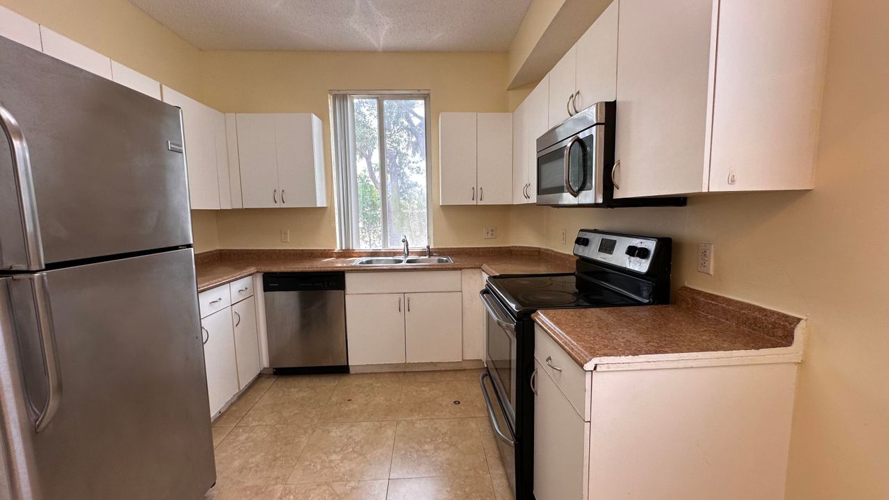 Active With Contract: $2,500 (3 beds, 2 baths, 1364 Square Feet)