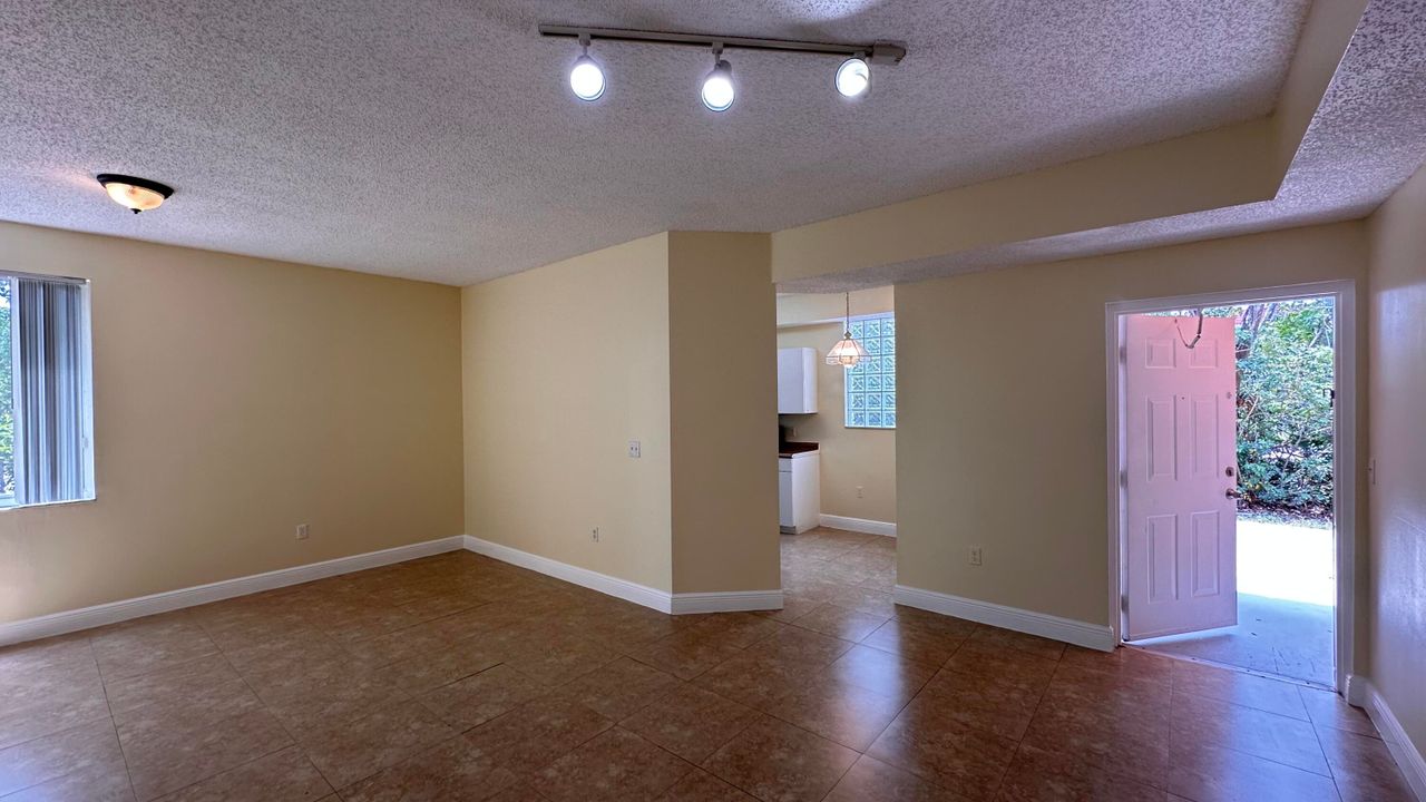 Active With Contract: $2,500 (3 beds, 2 baths, 1364 Square Feet)