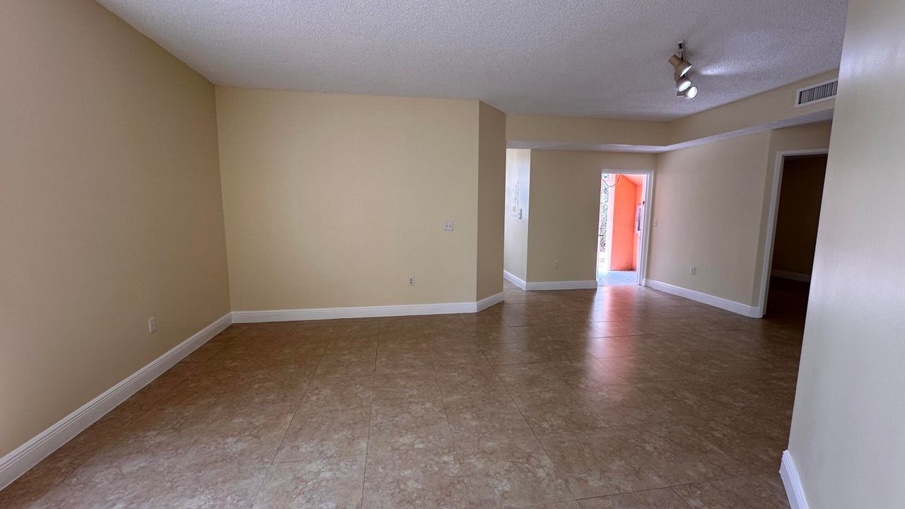 Active With Contract: $2,500 (3 beds, 2 baths, 1364 Square Feet)