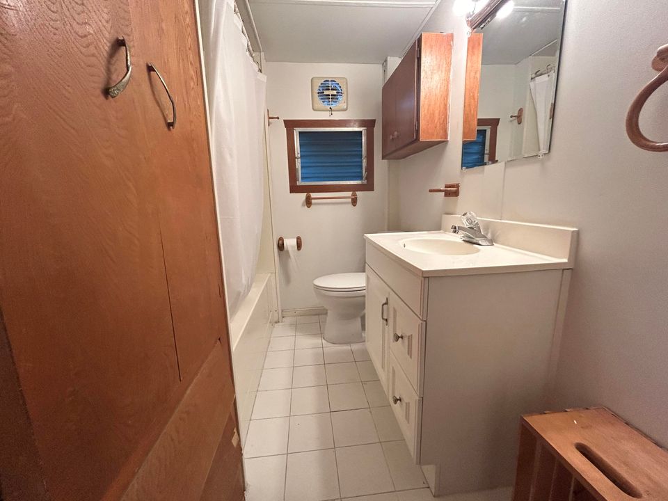 Active With Contract: $99,900 (3 beds, 1 baths, 890 Square Feet)