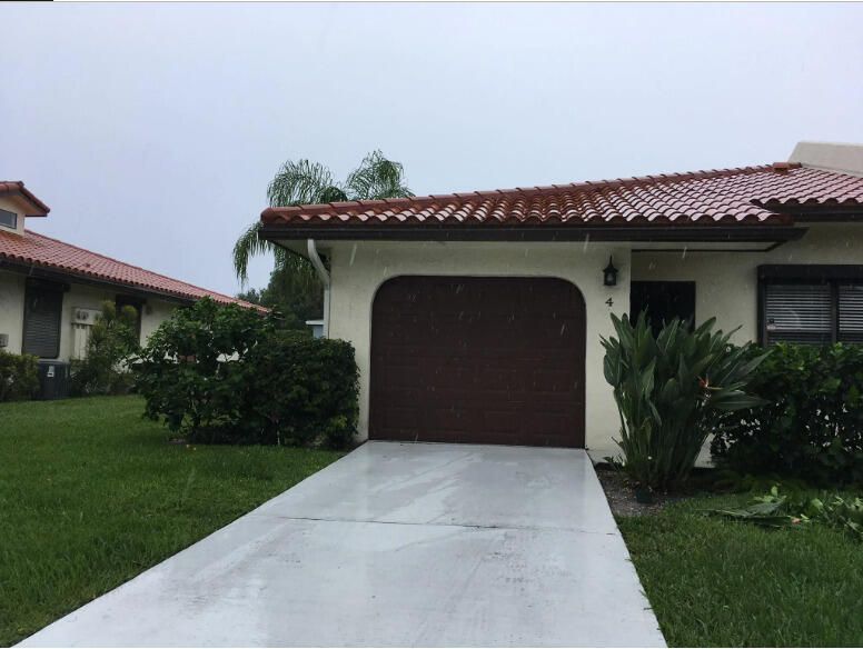 Recently Sold: $325,000 (2 beds, 2 baths, 1074 Square Feet)