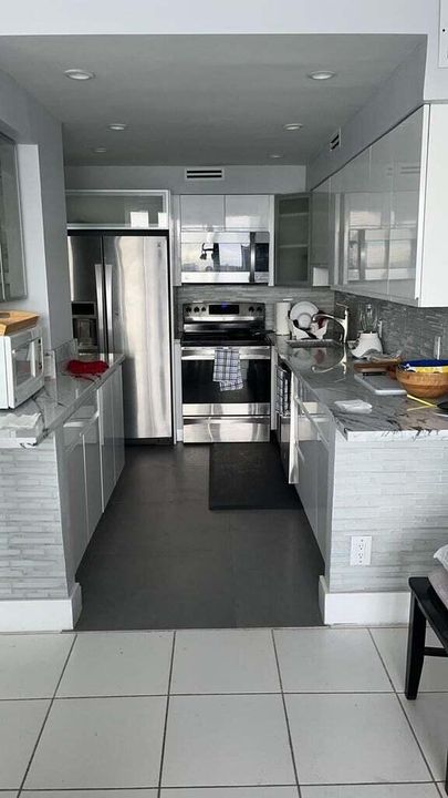 For Rent: $2,950 (1 beds, 1 baths, 1147 Square Feet)