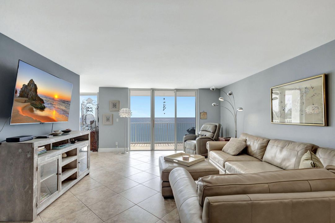 For Sale: $649,000 (2 beds, 2 baths, 1201 Square Feet)