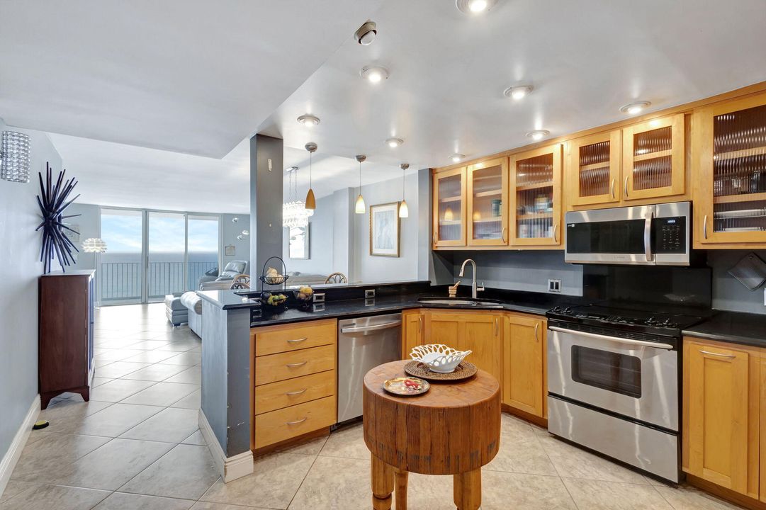 For Sale: $649,000 (2 beds, 2 baths, 1201 Square Feet)