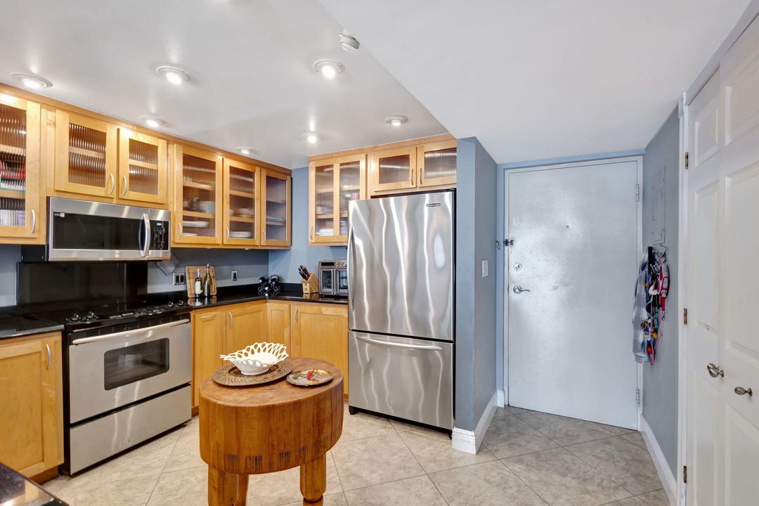 For Sale: $649,000 (2 beds, 2 baths, 1201 Square Feet)