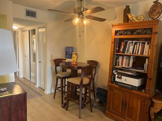 For Sale: $173,000 (1 beds, 1 baths, 697 Square Feet)