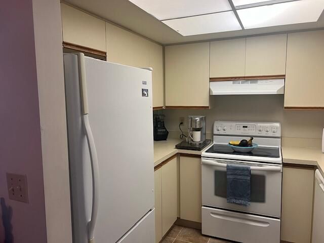 For Sale: $173,000 (1 beds, 1 baths, 697 Square Feet)