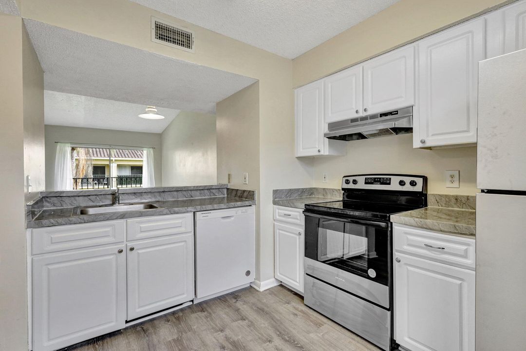 For Sale: $315,000 (2 beds, 2 baths, 1206 Square Feet)